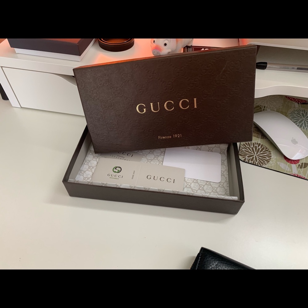 Gucci zip around wallet